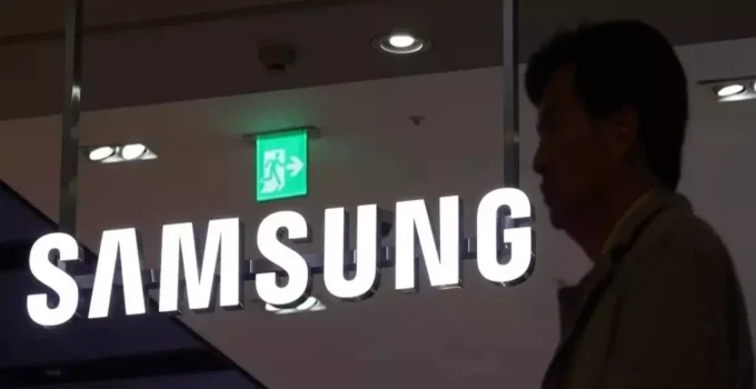 The Samsung OLED that reads fingerprints and blood pressure